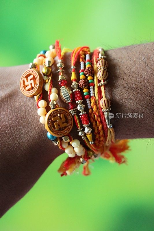 Raksha Bandhan印度教的兄弟情谊和爱的节日，绿色的散景背景，焦点放在前景